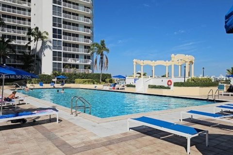 Condo in North Bay Village, Florida, 2 bedrooms  № 1868796 - photo 3