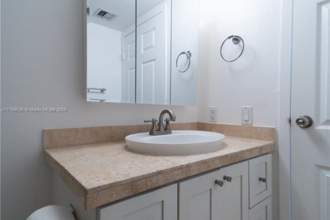 Condo in North Bay Village, Florida, 2 bedrooms  № 1868796 - photo 10