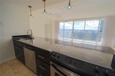 Condo in North Bay Village, Florida, 2 bedrooms  № 1868796 - photo 25
