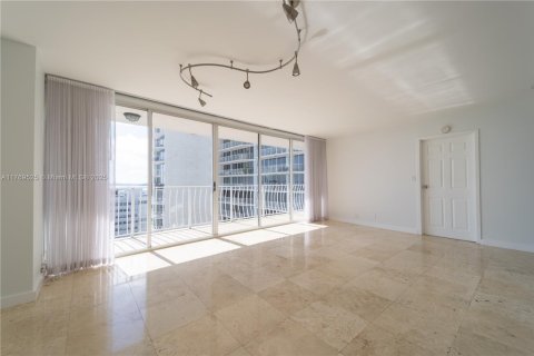 Condo in North Bay Village, Florida, 2 bedrooms  № 1868796 - photo 24