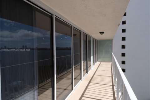 Condo in North Bay Village, Florida, 2 bedrooms  № 1868796 - photo 22
