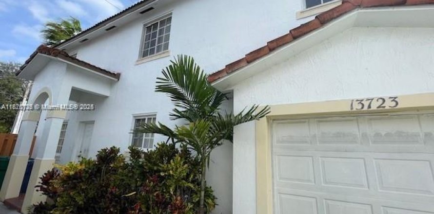 Casa en Miami, Florida 5 dormitorios, 186.55 m2 № 1818046