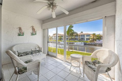 Townhouse in Cape Coral, Florida 2 bedrooms, 95.32 sq.m. № 2097164 - photo 27