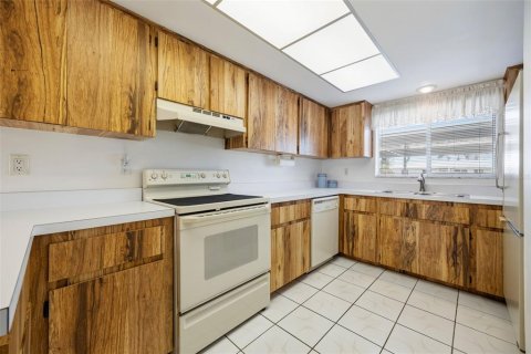 Townhouse in Cape Coral, Florida 2 bedrooms, 95.32 sq.m. № 2097164 - photo 11