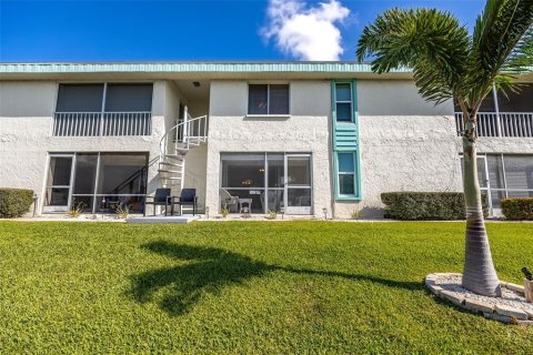 Townhouse in Cape Coral, Florida 2 bedrooms, 95.32 sq.m. № 2097164 - photo 30