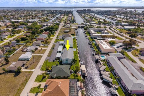 Townhouse in Cape Coral, Florida 2 bedrooms, 95.32 sq.m. № 2097164 - photo 2