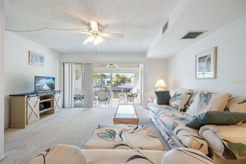 Townhouse in Cape Coral, Florida 2 bedrooms, 95.32 sq.m. № 2097164 - photo 15