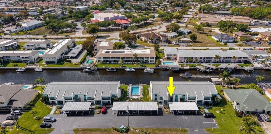 Townhouse in Cape Coral, Florida 2 bedrooms, 95.32 sq.m. № 2097164