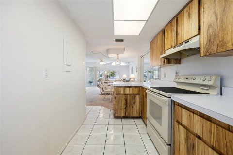 Townhouse in Cape Coral, Florida 2 bedrooms, 95.32 sq.m. № 2097164 - photo 13