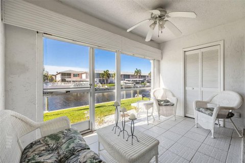 Townhouse in Cape Coral, Florida 2 bedrooms, 95.32 sq.m. № 2097164 - photo 26