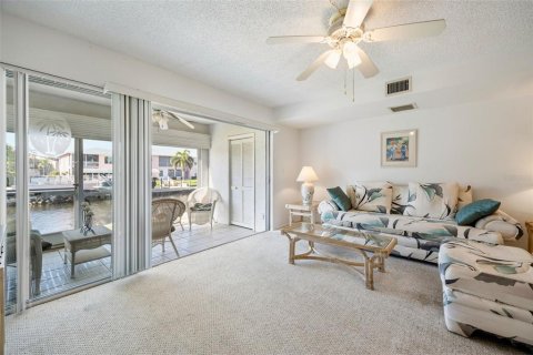 Townhouse in Cape Coral, Florida 2 bedrooms, 95.32 sq.m. № 2097164 - photo 14