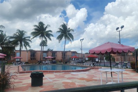 Copropriété à louer à Miami Lakes, Floride: 2 chambres, 75.81 m2 № 1896440 - photo 4