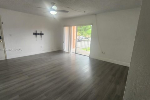 Copropriété à louer à Miami Lakes, Floride: 2 chambres, 75.81 m2 № 1896440 - photo 2