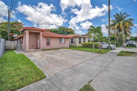 House in Miami, Florida 3 bedrooms, 118.08 sq.m. № 1816508 - photo 2