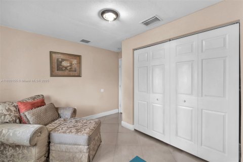 House in Miami, Florida 3 bedrooms, 118.08 sq.m. № 1816508 - photo 12