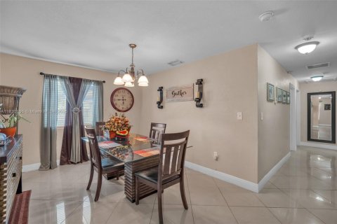 House in Miami, Florida 3 bedrooms, 118.08 sq.m. № 1816508 - photo 16