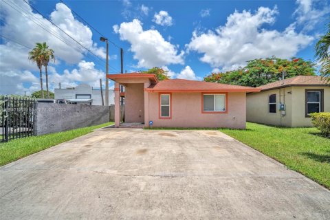 House in Miami, Florida 3 bedrooms, 118.08 sq.m. № 1816508 - photo 1