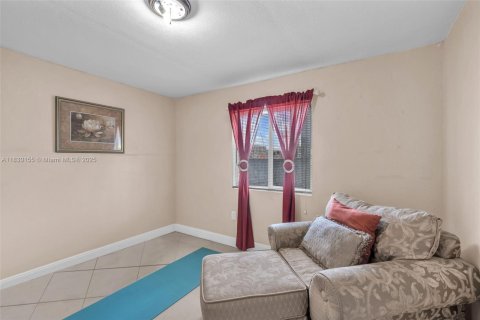 House in Miami, Florida 3 bedrooms, 118.08 sq.m. № 1816508 - photo 11