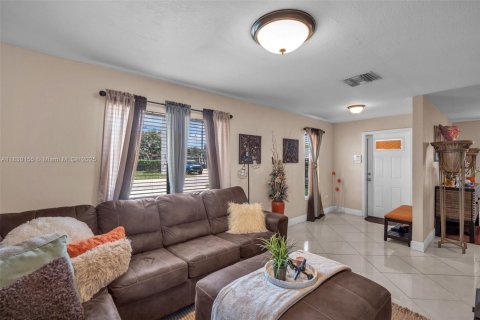 House in Miami, Florida 3 bedrooms, 118.08 sq.m. № 1816508 - photo 5