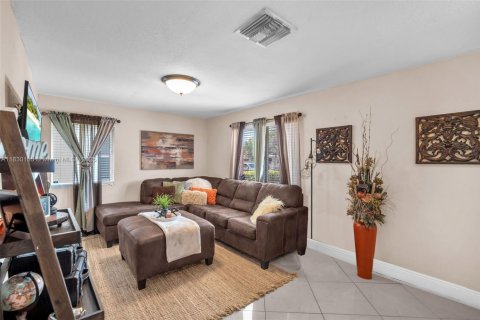 House in Miami, Florida 3 bedrooms, 118.08 sq.m. № 1816508 - photo 4