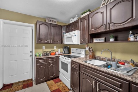 House in Miami, Florida 3 bedrooms, 118.08 sq.m. № 1816508 - photo 8