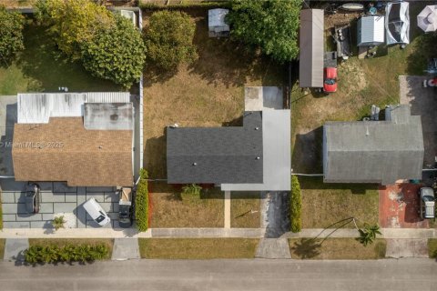 House in Miami, Florida 4 bedrooms, 152.17 sq.m. № 1968328 - photo 5