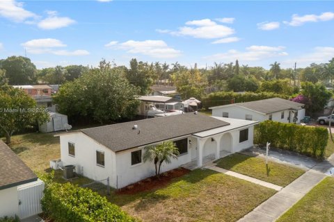 House in Miami, Florida 4 bedrooms, 152.17 sq.m. № 1968328 - photo 4