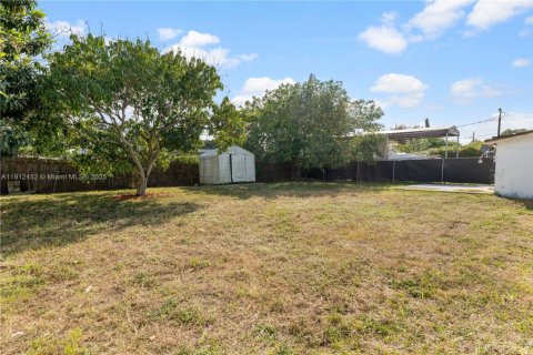 House in Miami, Florida 4 bedrooms, 152.17 sq.m. № 1968328 - photo 7