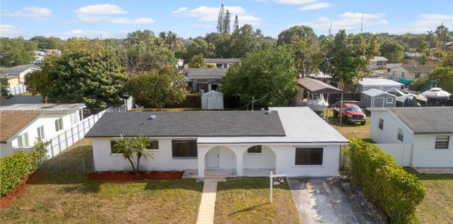 House in Miami, Florida 4 bedrooms, 152.17 sq.m. № 1968328