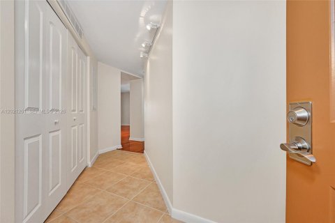 Copropriété à louer à Miami, Floride: 2 chambres, 107.3 m2 № 2153878 - photo 8