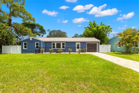 House in Dunedin, Florida 2 bedrooms, 103.49 sq.m. № 1819039 - photo 1