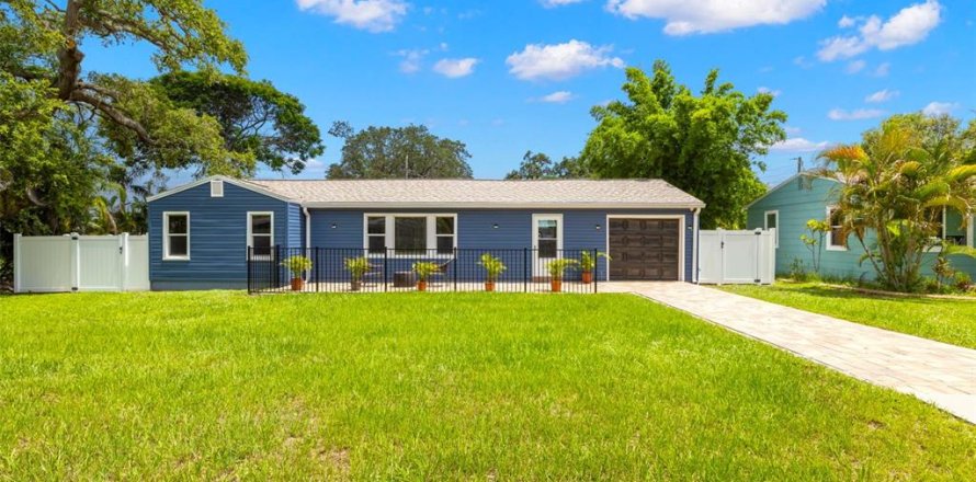 House in Dunedin, Florida 2 bedrooms, 103.49 sq.m. № 1819039