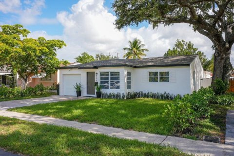 House in Dania Beach, Florida 3 bedrooms, 159.88 sq.m. № 2191701