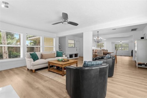 House in Sarasota, Florida 4 bedrooms, 224.92 sq.m. № 2151878 - photo 23