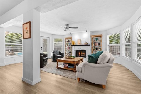 House in Sarasota, Florida 4 bedrooms, 224.92 sq.m. № 2151878 - photo 6