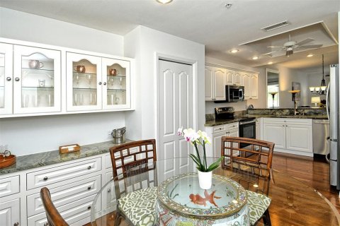 Condo in Sarasota, Florida, 2 bedrooms  № 2393766 - photo 20