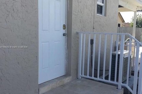 House in Homestead, Florida 5 bedrooms, 180.04 sq.m. № 1956873 - photo 3