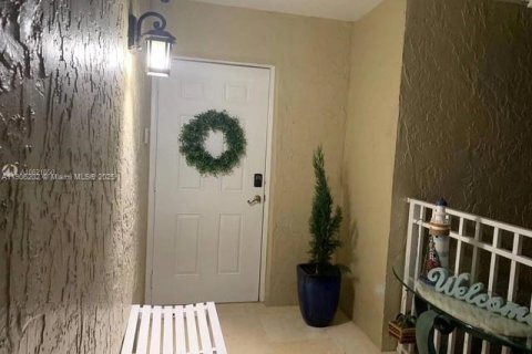 House in Homestead, Florida 5 bedrooms, 180.04 sq.m. № 1956873 - photo 2