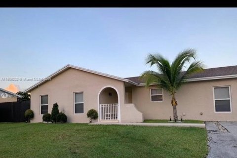 House in Homestead, Florida 5 bedrooms, 180.04 sq.m. № 1956873 - photo 1