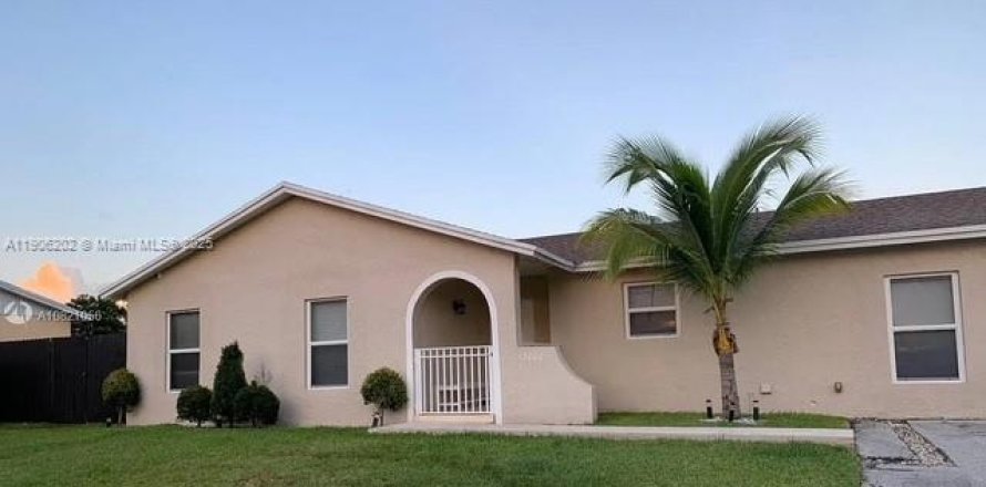 House in Homestead, Florida 5 bedrooms, 180.04 sq.m. № 1956873
