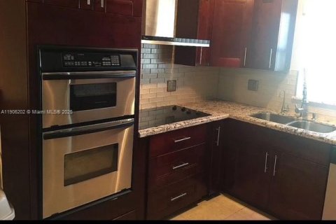 House in Homestead, Florida 5 bedrooms, 180.04 sq.m. № 1956873 - photo 6