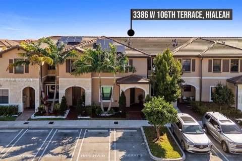 Adosado en Hialeah, Florida 3 dormitorios, 153.29 m2 № 2018004