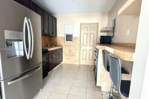 Casa en alquiler en Miami, Florida, 2 dormitorios, 169.73 m2 № 2038628 - foto 3