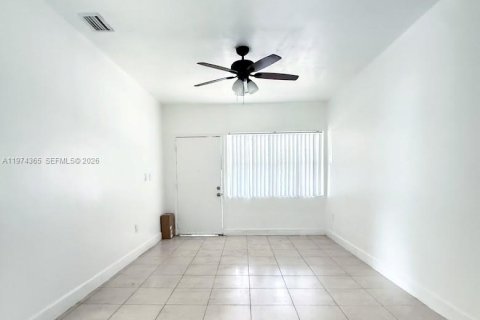 Casa en alquiler en Miami, Florida, 2 dormitorios, 169.73 m2 № 2038628 - foto 2