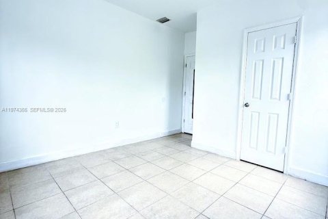 Casa en alquiler en Miami, Florida, 2 dormitorios, 169.73 m2 № 2038628 - foto 4
