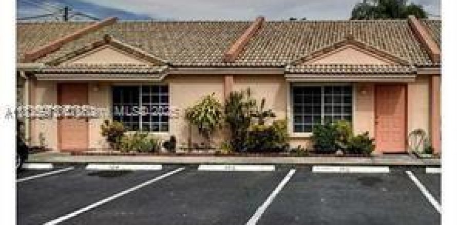 Touwnhouse à Hallandale Beach, Floride 1 chambre, 64.75 m2 № 1818724