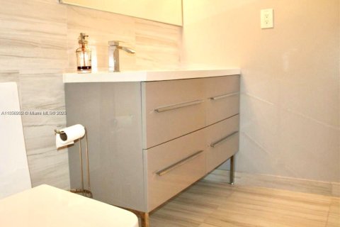 Condominio en venta en Sunny Isles Beach, Florida, 2 dormitorios, 114.46 m2 № 1881549 - foto 19