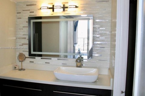 Condominio en venta en Sunny Isles Beach, Florida, 2 dormitorios, 114.46 m2 № 1881549 - foto 15