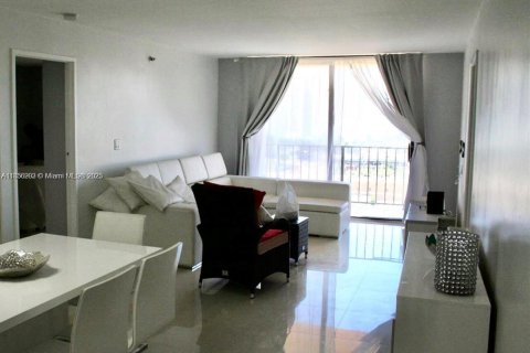 Condominio en venta en Sunny Isles Beach, Florida, 2 dormitorios, 114.46 m2 № 1881549 - foto 4