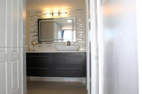 Condominio en venta en Sunny Isles Beach, Florida, 2 dormitorios, 114.46 m2 № 1881549 - foto 16
